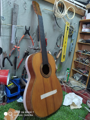 Reparación y arreglo de guitarras. Ensamblas luthier