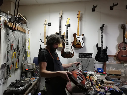 Reparación y arreglo de guitarras. Ensamblas luthier